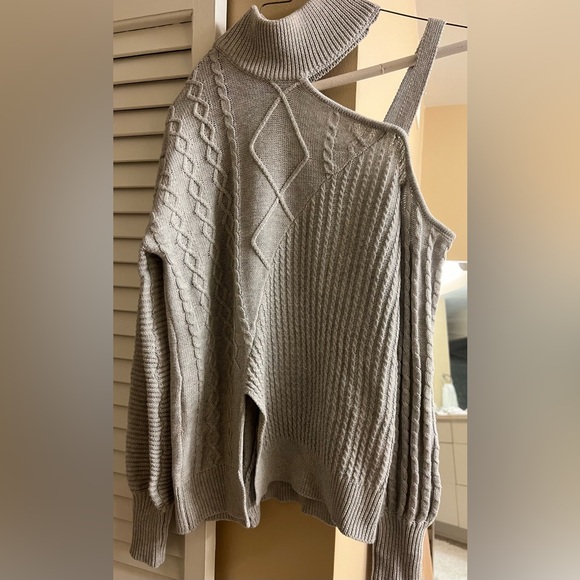 One Side Cold Shoulder Sweater - Picture 3 of 4